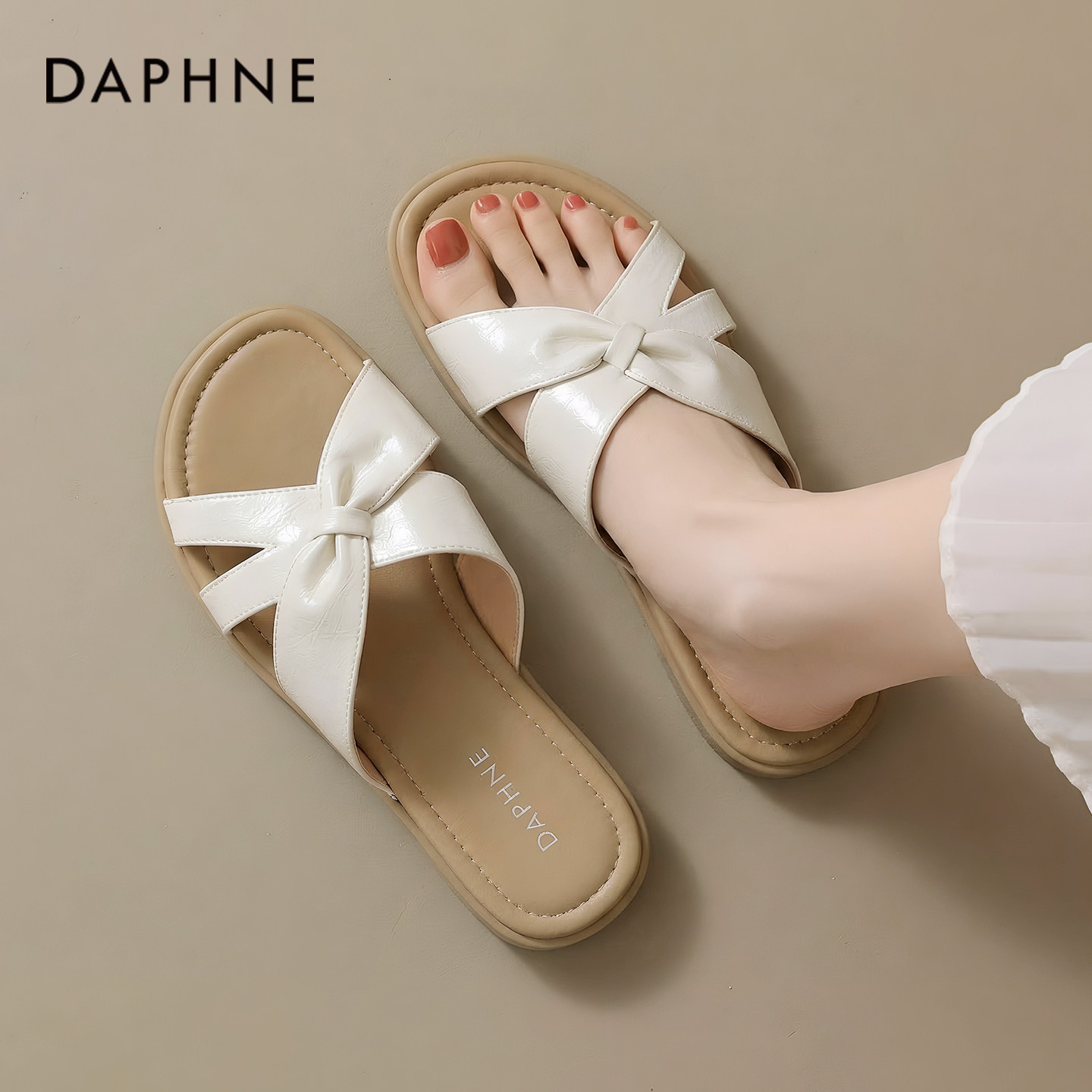 达芙妮一字拖女外穿2026夏季新款白色绝美凉鞋子平底不累脚凉拖鞋