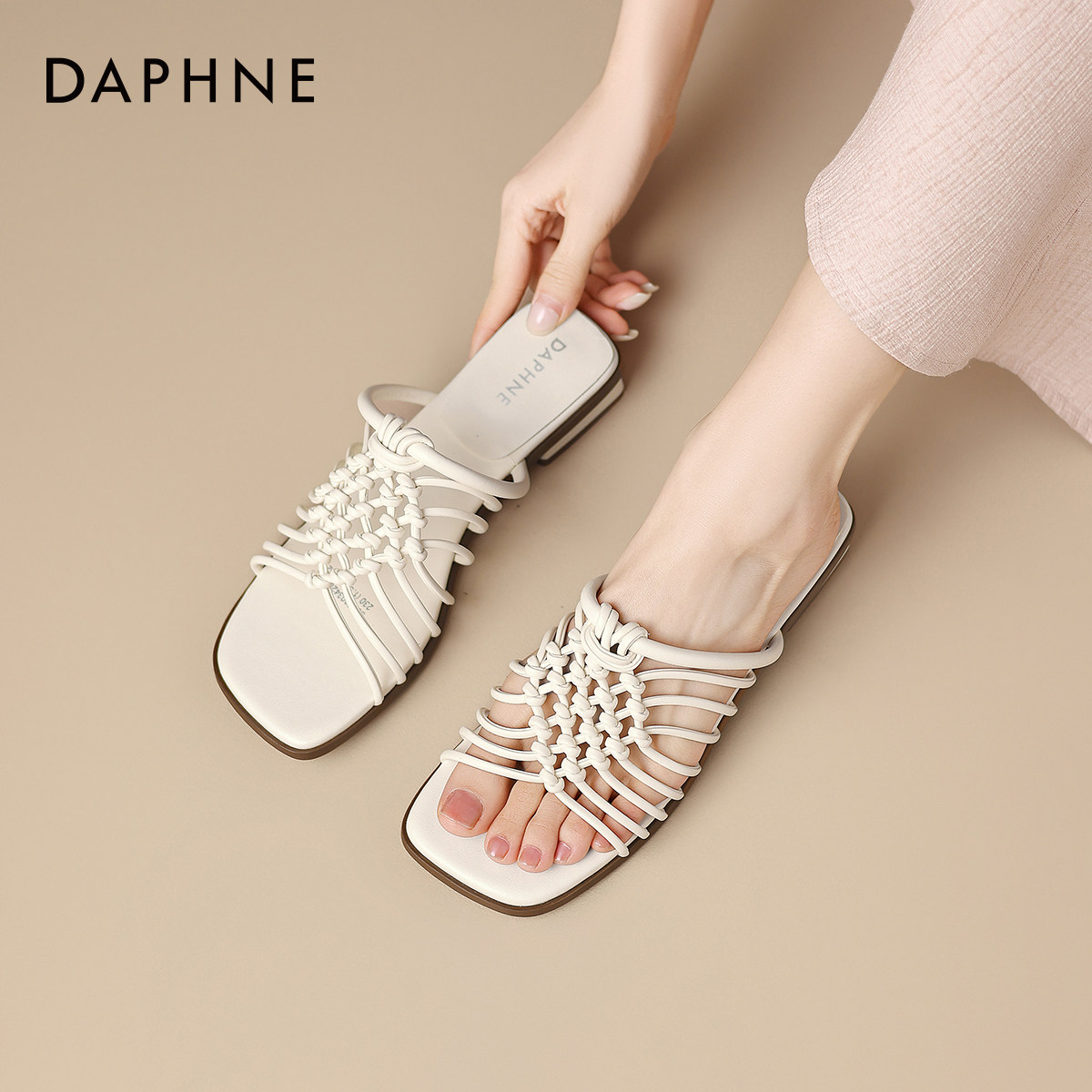 达芙妮平底一字拖女2026新款夏法式编织罗马凉鞋露趾波西米亚拖鞋