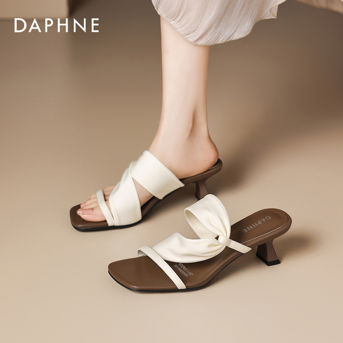 达芙妮细跟一字拖女2026新款夏季法式气质方头露趾显瘦高跟凉拖鞋