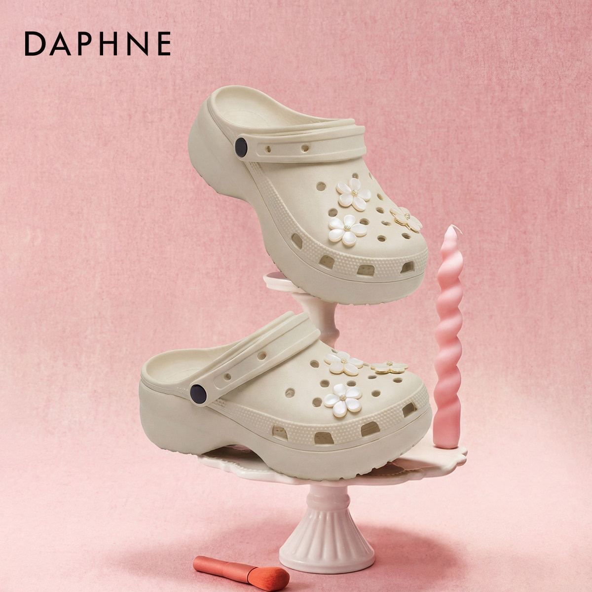 达芙妮厚底洞洞鞋女2026新款夏季软底包头拖鞋外穿踩屎感沙滩凉鞋