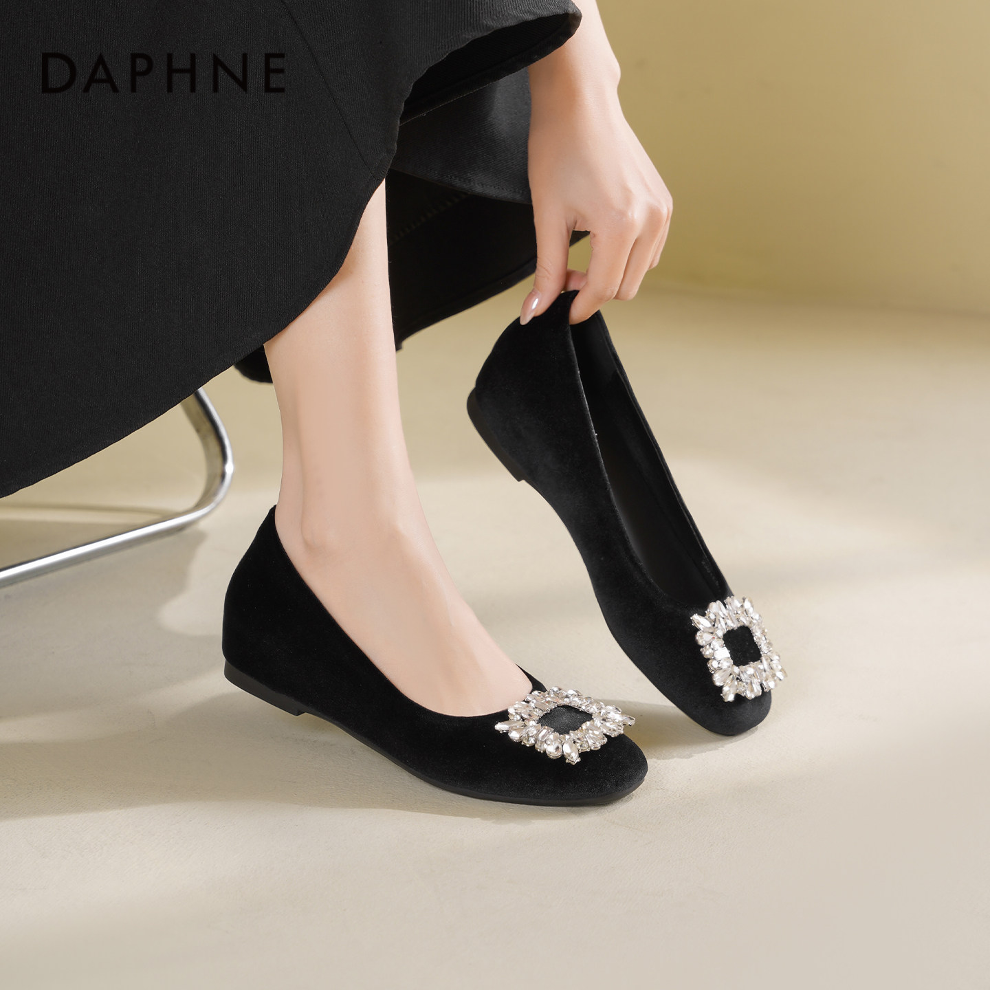 达芙妮方扣水钻单鞋女2026新款春季黑色浅口平底鞋法式小香风女鞋