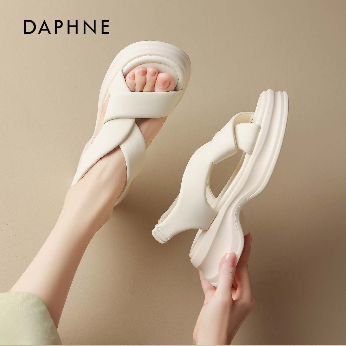 达芙妮厚底凉鞋女款2026新款休闲运动凉鞋女夏季软底松糕沙滩鞋子