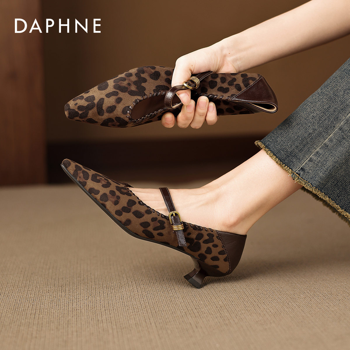 豹纹尖头单鞋,复古摩登风格。