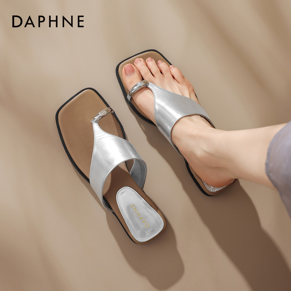 达芙妮夹趾拖鞋女2026新款夏季外穿人字拖厚底坡跟凉拖露趾沙滩鞋