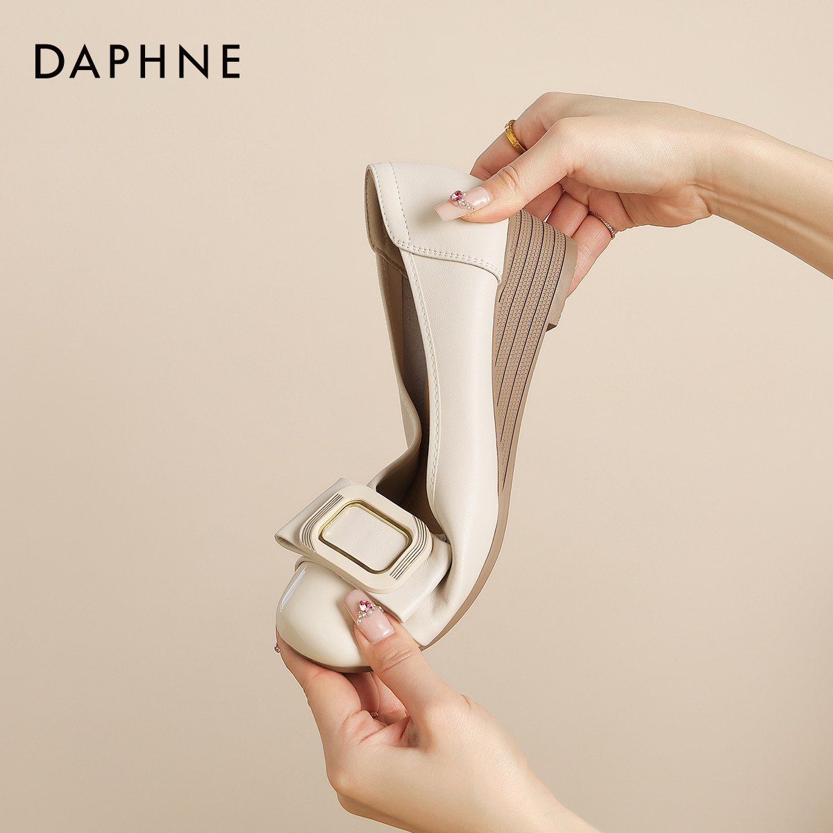 达芙妮白色浅口单鞋女款2026新款春季气质坡跟小皮鞋玛丽珍妈妈鞋