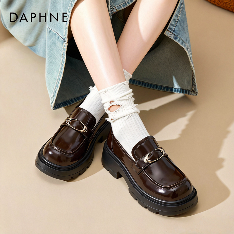 达芙妮黑色厚底小皮鞋英伦鱼眼扣