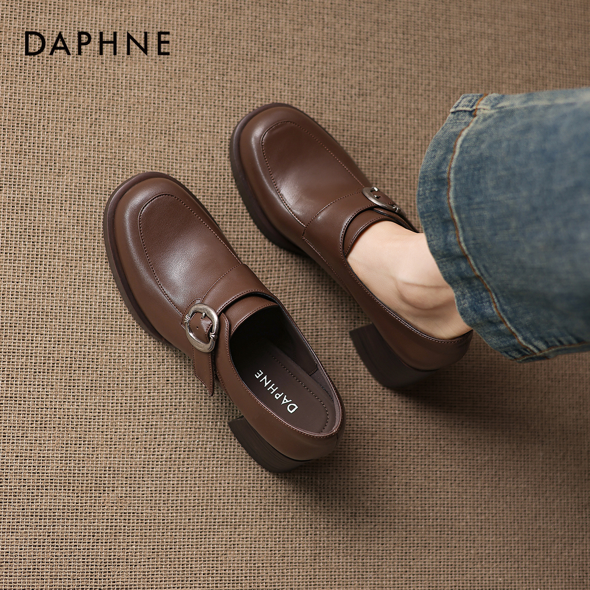 达芙妮棕色乐福鞋女粗高跟英伦风