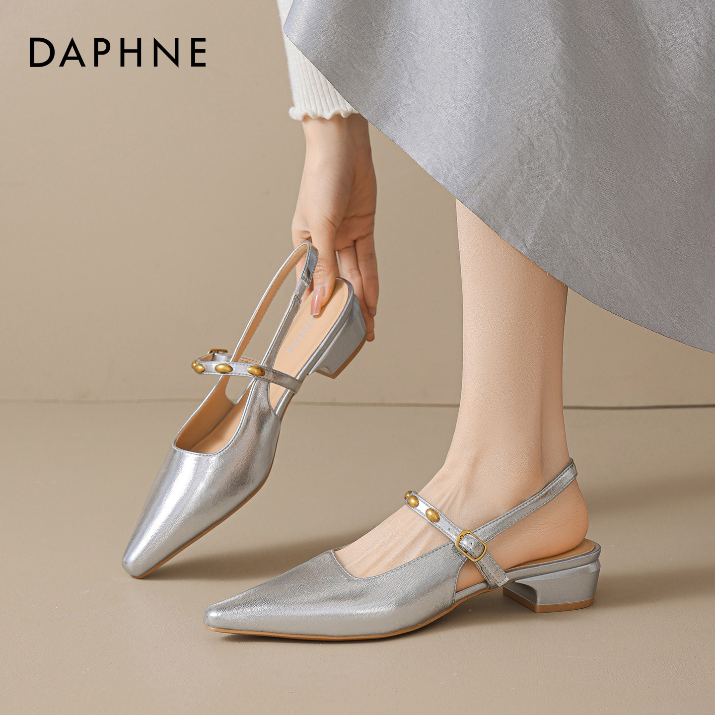 达芙妮银色包头凉鞋女2026夏季新款绝美尖头单鞋玛丽珍女鞋配裙子