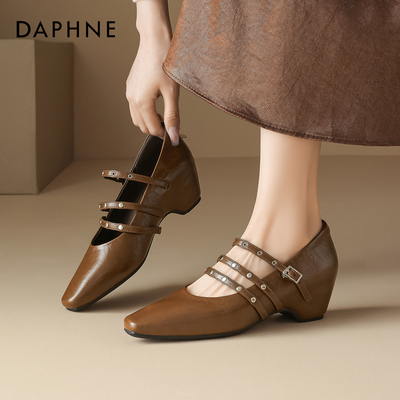 达芙妮棕色玛丽珍鞋内增高配裙