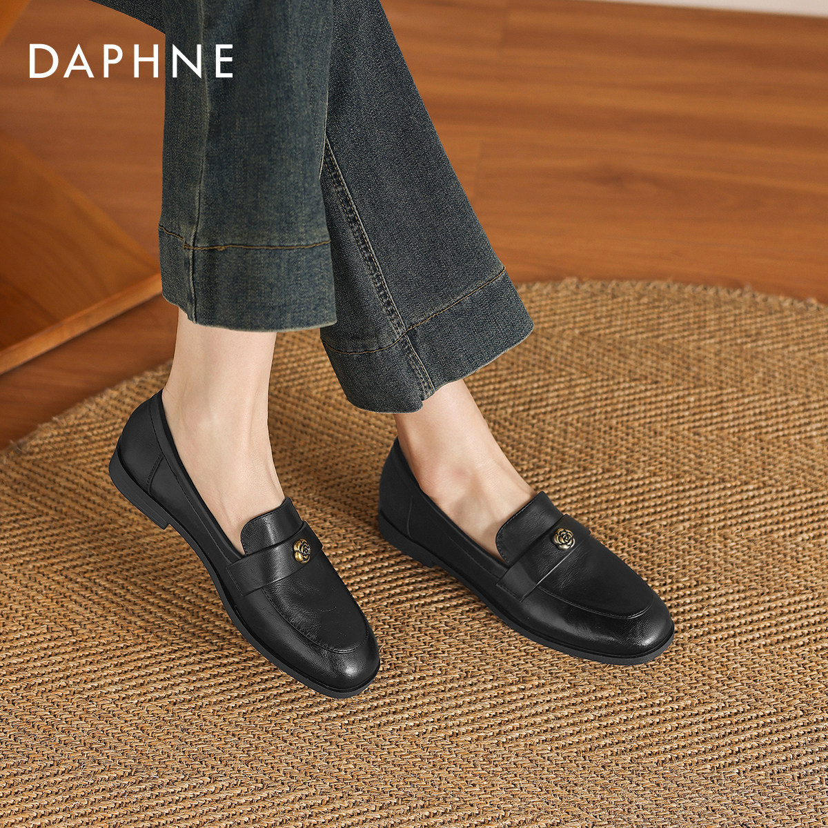 达芙妮黑色山茶花乐福鞋女款2026新款气质小皮鞋豆豆鞋一脚蹬单鞋