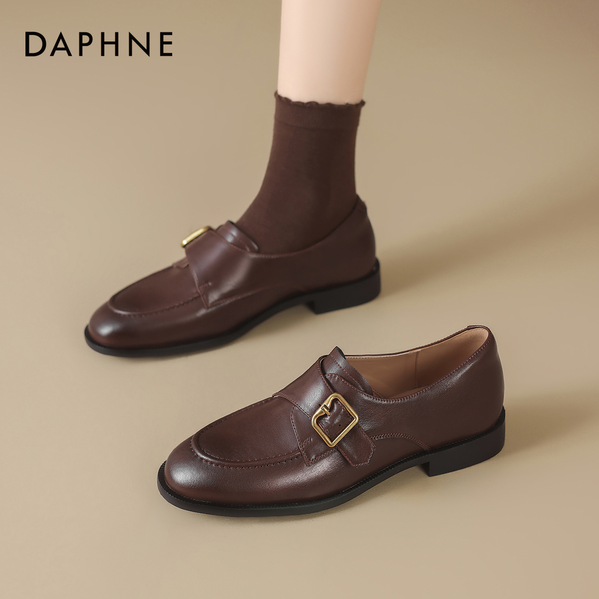 达芙妮棕色乐福鞋女尖头平底单鞋