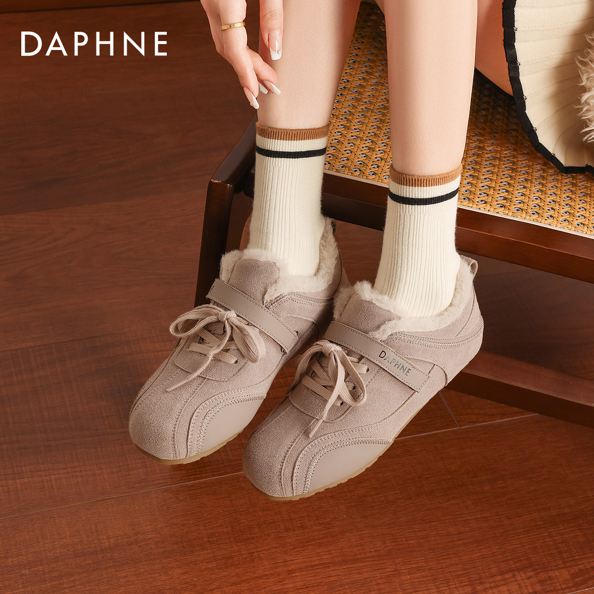 达芙妮加绒休闲运动鞋女款2025新款冬季保暖复古平底板鞋德训鞋女,女鞋,时尚休闲鞋,淘宝优惠券,粉丝福利购,淘宝优惠卷