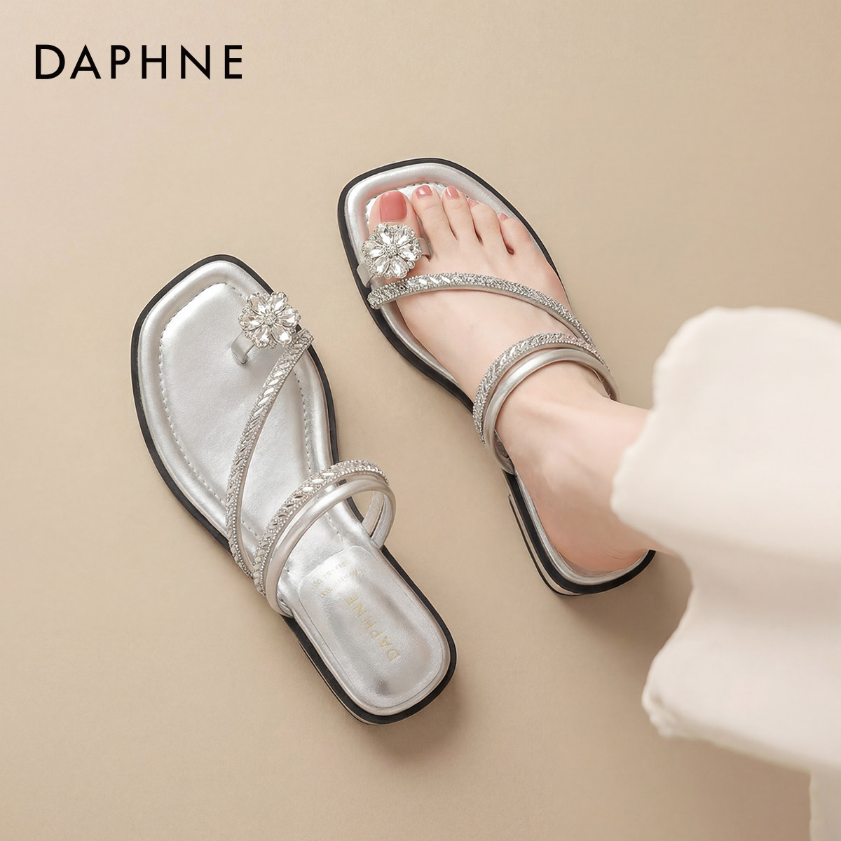 达芙妮银色夹趾拖鞋女款2026新款夏季一字拖沙滩鞋平底水钻凉鞋子