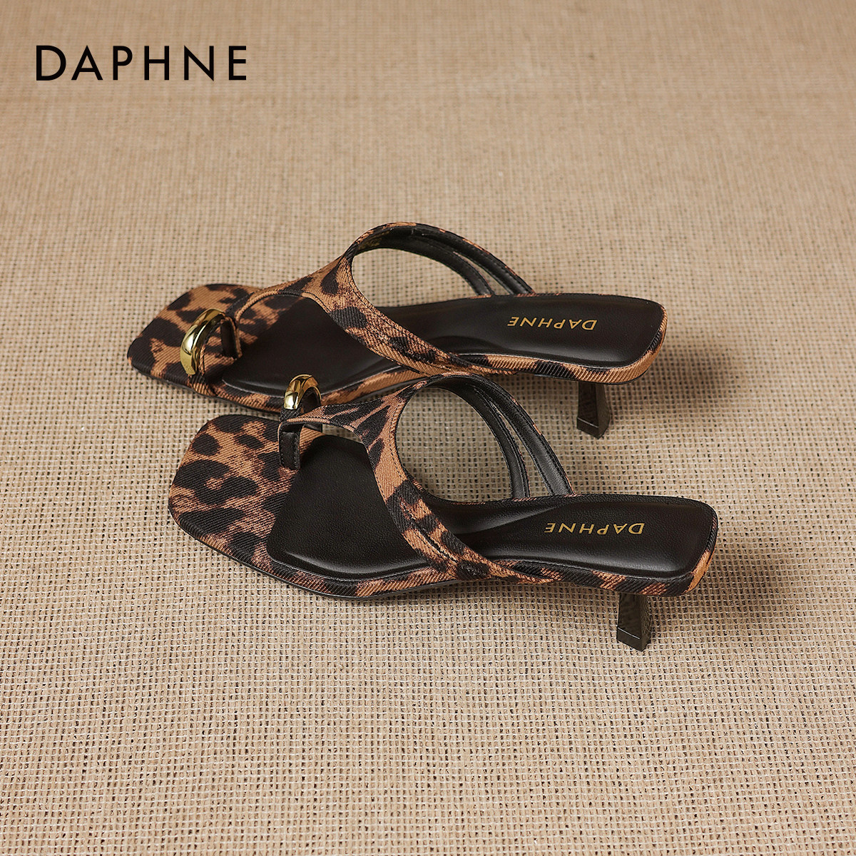 达芙妮豹纹风夹趾女鞋2026新款夏季拖鞋外穿细高跟鞋凉拖性感凉鞋