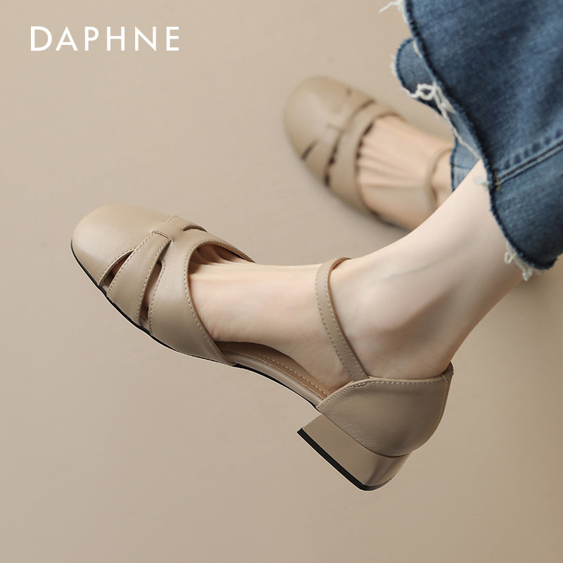 达芙妮包头凉鞋女夏季2026新款外穿法式妈妈鞋中粗跟罗马女鞋