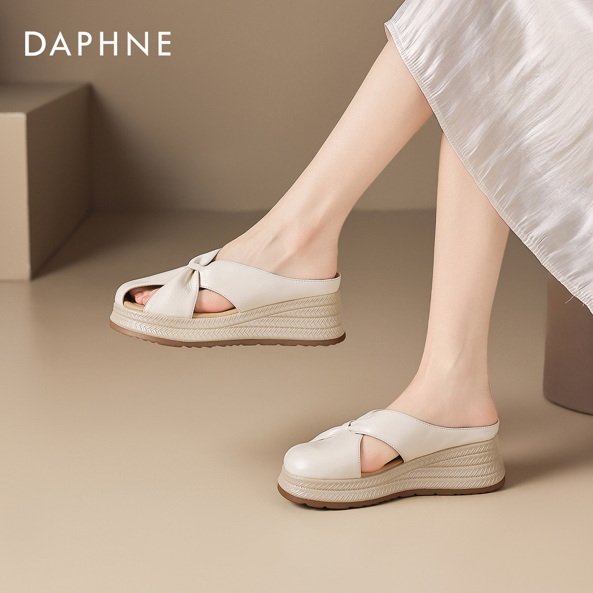 达芙妮包头半拖鞋女2026新款厚底坡跟夏季外穿增高镂空平底凉拖鞋