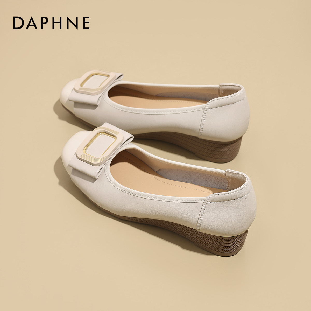 达芙妮坡跟浅口单鞋女2026新款春季白色方扣玛丽珍女鞋通勤小皮鞋