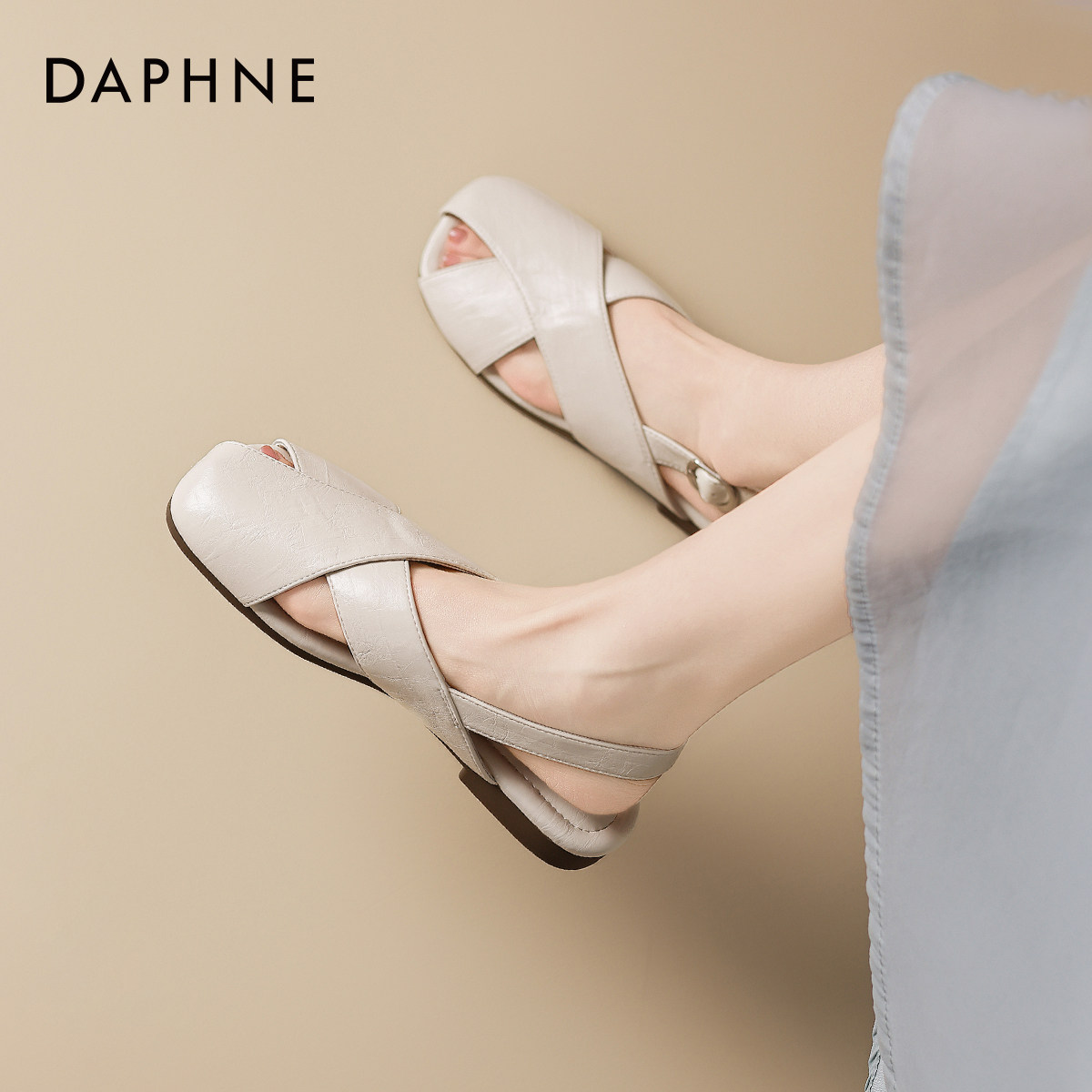 达芙妮包头凉鞋女2026新款春夏季平底交叉带不累脚软底外穿罗马鞋