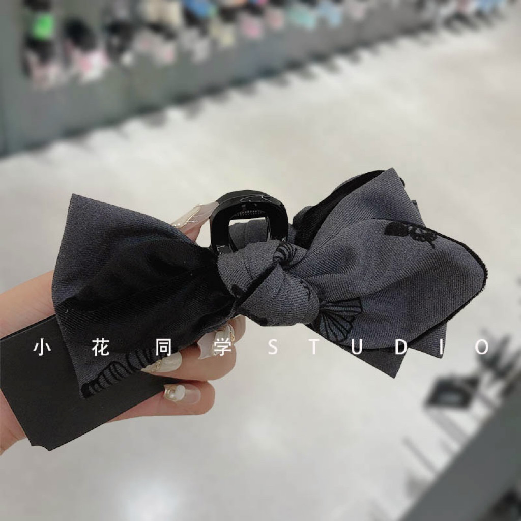 韩国发饰2024新款精致小香风灰色西服料丝绒拼接蝴蝶结印花发抓夹
