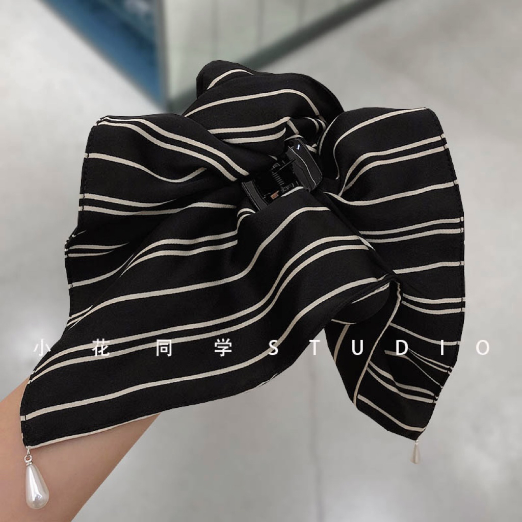 韩国发饰2024新款黑色米白色条纹拼接缎面方巾珍珠吊坠马尾发抓夹