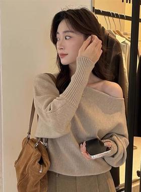 卡其色心机纯欲风一字肩露肩针织衫女秋季高级感慵懒毛衣内搭上衣