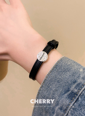 黑色皮绳圆牌字母手链女