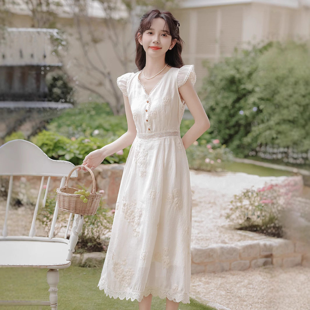 法式复古修身显瘦刺绣连衣裙女2026夏季新款v领飞飞袖镂空长裙子