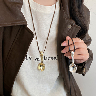 明星同款银色勺子吊坠项链女韩系秋冬长款设计t恤配饰黑绳毛衣链