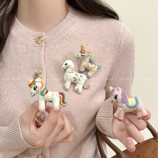 童趣彩色小马胸针女新年本命年大衣别针小众设计感毛线胸花配饰品