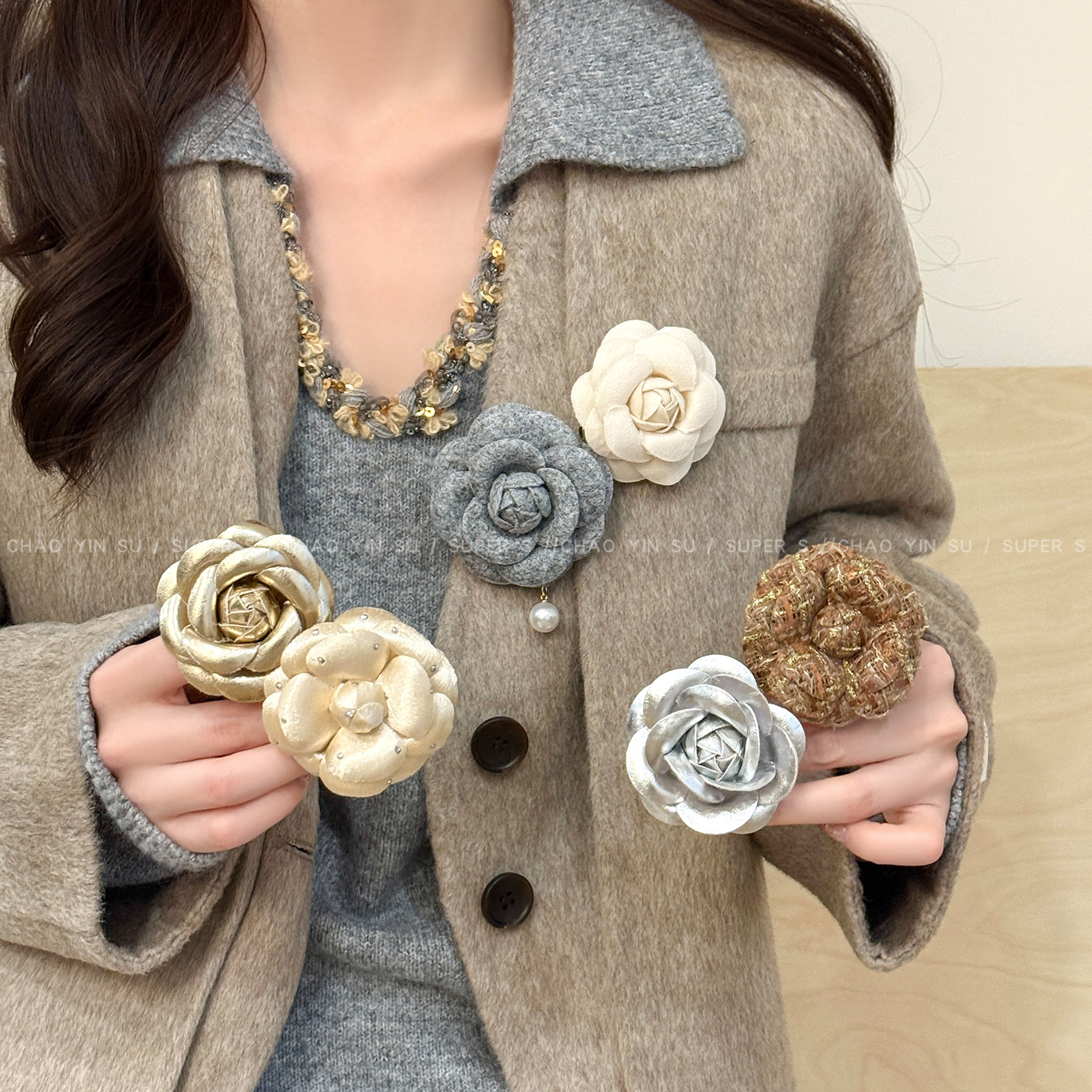 小香风山茶花朵胸针女时尚气质氛围感配大衣别针固定扣胸花配饰品,饰品/流行首饰/时尚饰品新,胸针,淘宝优惠券,粉丝福利购,淘宝优惠卷