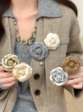小香风山茶花朵胸针女时尚气质氛围感配大衣别针固定扣胸花配饰品