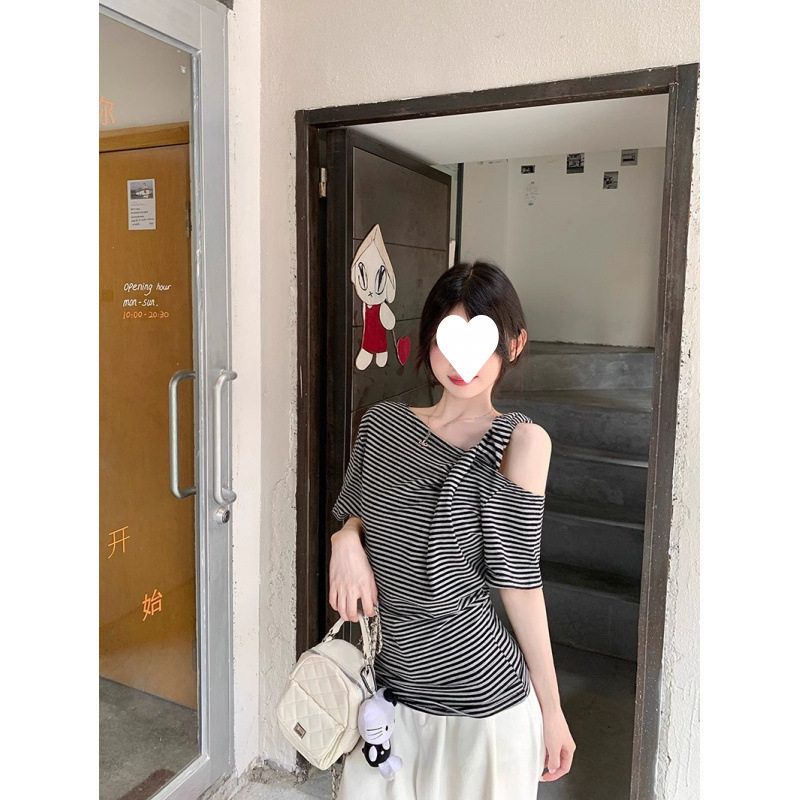 韩系灰色条纹斜肩短袖T恤女夏季设计感小众露肩宽松显瘦气质上衣