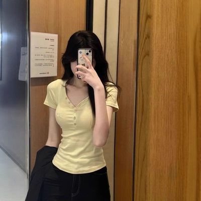 美式纯欲辣妹奶黄色V领正肩短袖t恤女夏季修身设计感小众短款上衣