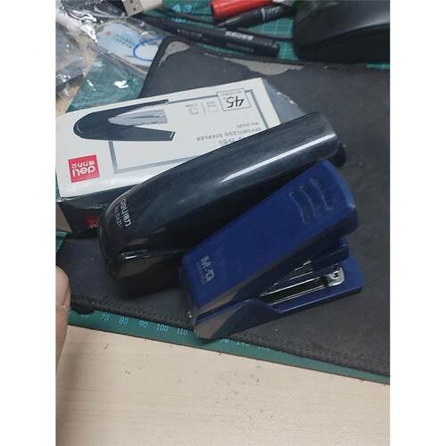 得力deli0309订书机+晨