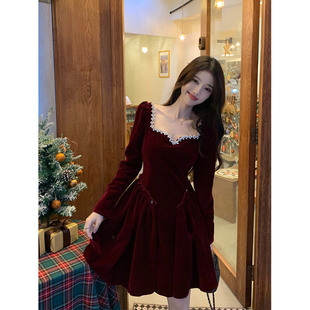 法式茶歇红色方领长袖连衣裙女春秋冬新款复古风修收腰身小黑裙子