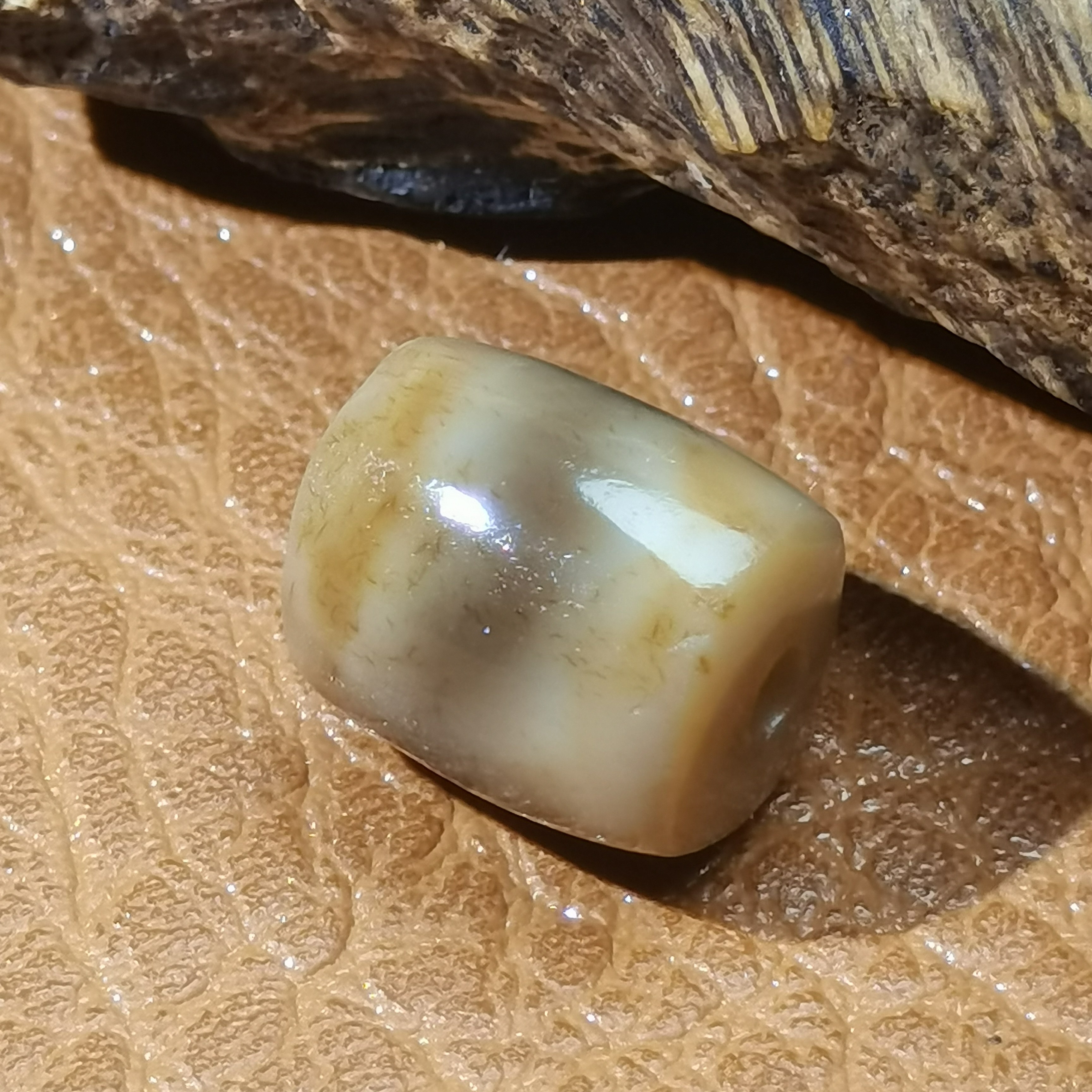 藏传老虫虫系列沁色漂亮油润虎牙牙桶珠风化包浆玛瑙玉髓项链配饰