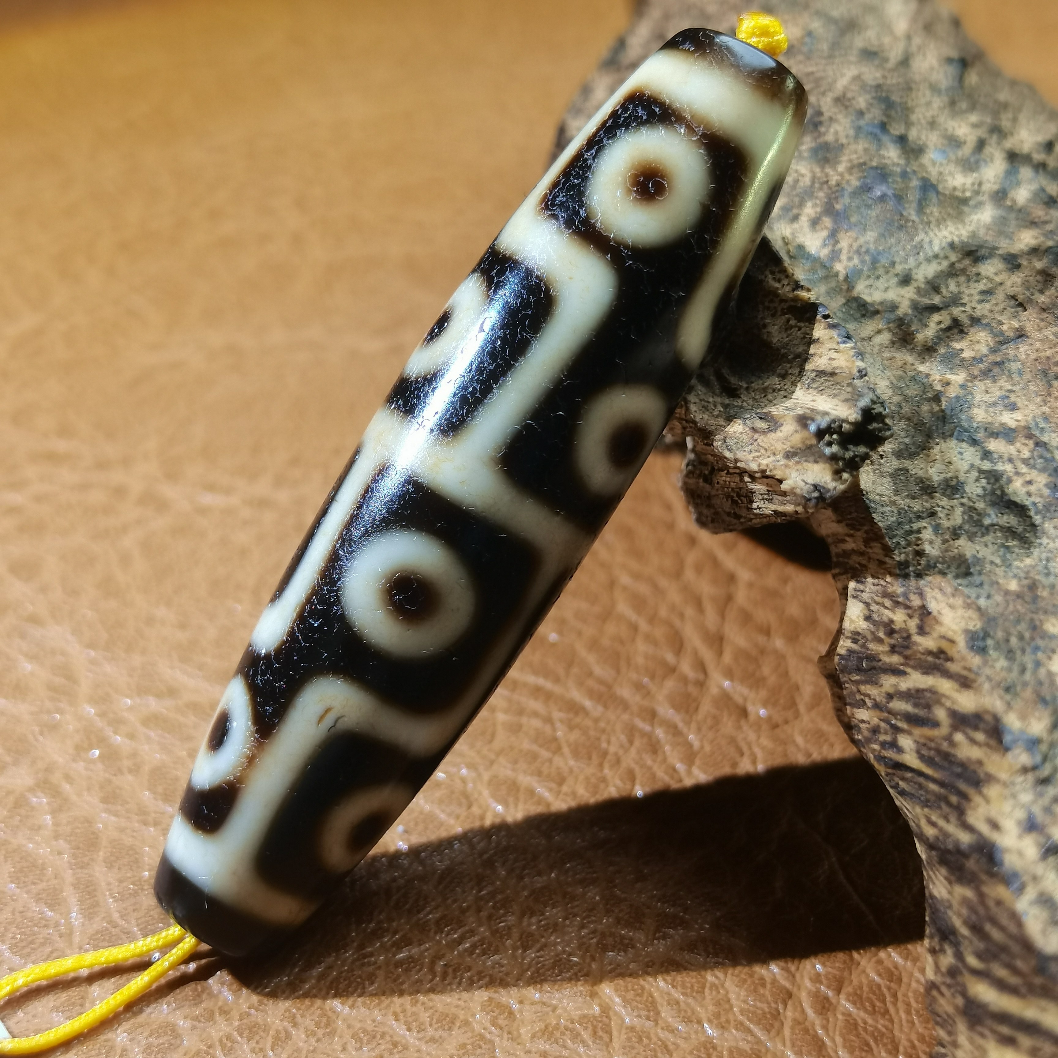 藏传至纯黑白老虫虫系列十二眼天珠玛瑙玉髓锁骨链满砂满肉老牙黄