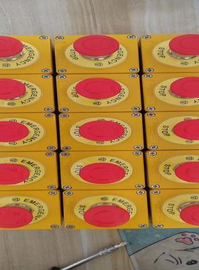 [议价]全新急停按钮盒XAPK1201黄色外壳红色按钮 带S