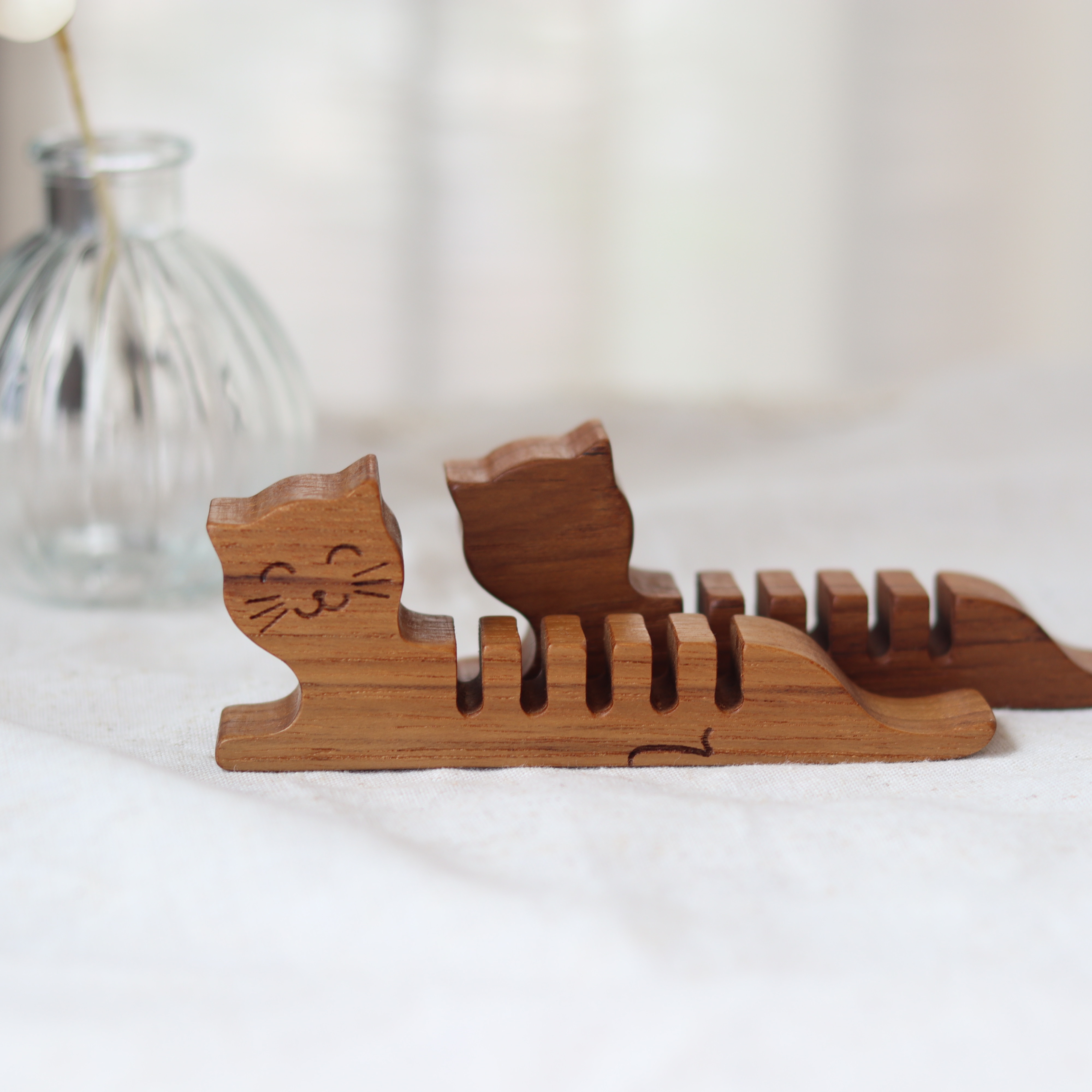 小钟 猫咪缅甸柚木理线器数据线收纳桌面固定集线器不干胶木质