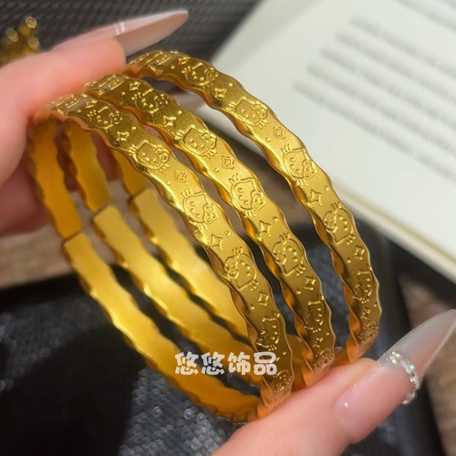 甜美金色波浪纹KT猫实心手镯女精致设计可爱hellokitty素圈手饰