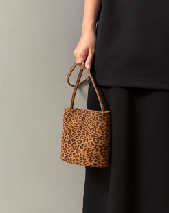 复古麂皮绒水桶包 源130 出口 纯元 可斜挎可单肩容量大 现69.9