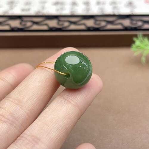 碧玉苹果珠 色泽正绿 玉质细腻 油润十足 过灯干净 雕工精细