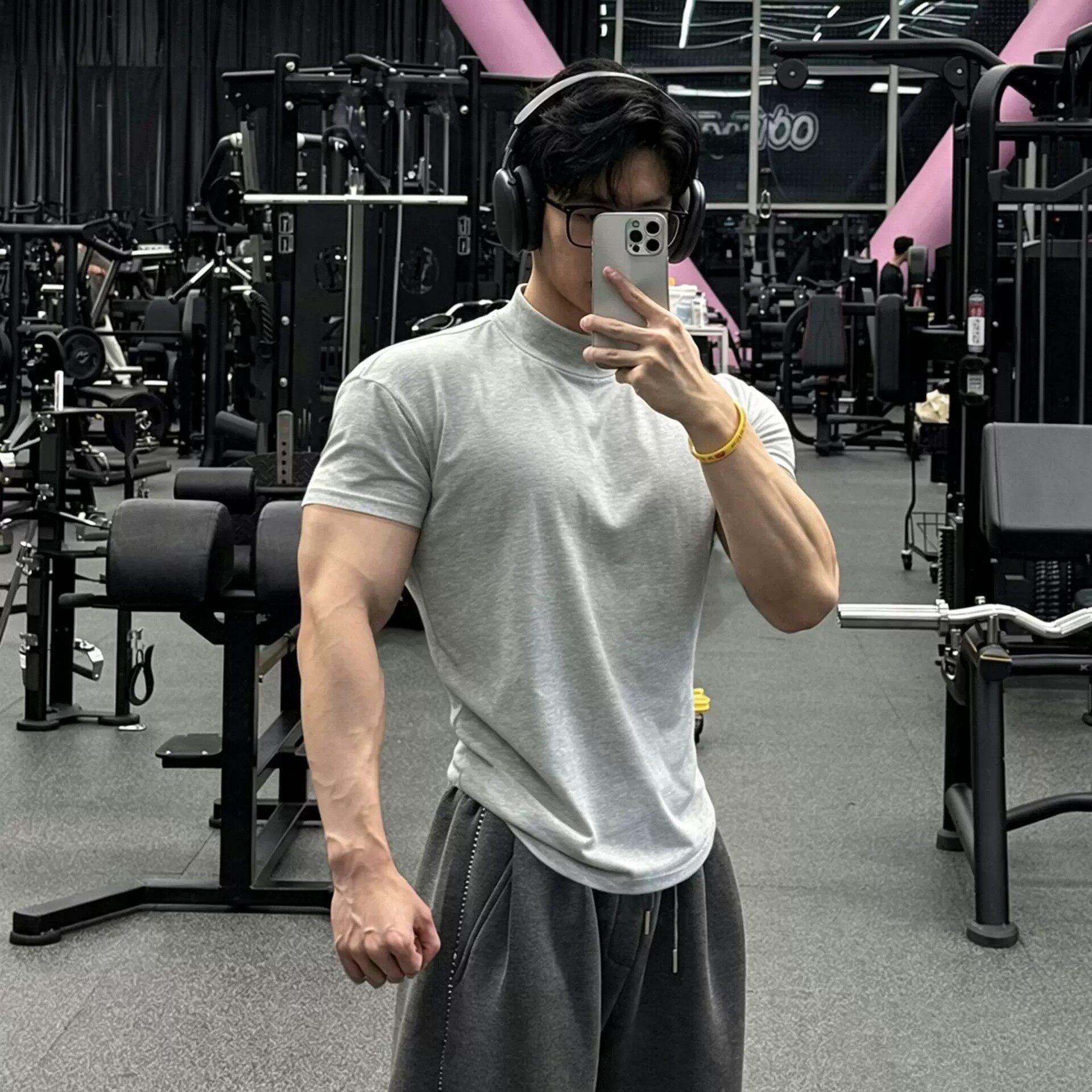 溜淘休闲纯棉短袖T恤运动健身男士夏季纯色宽松正肩舒适潮流时尚