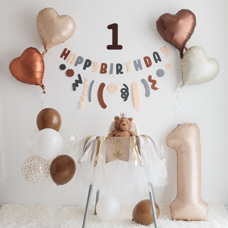 宝宝1周岁奶油色餐椅生日布置ins