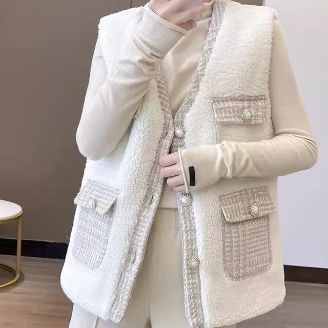 小香风羊羔毛绒马甲女