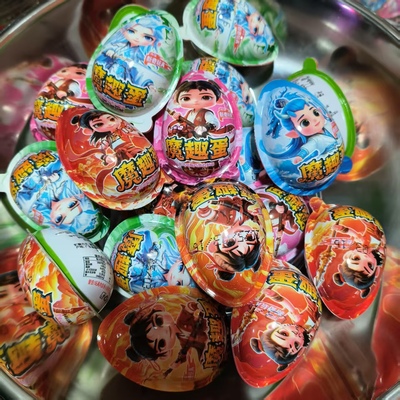 新款魔童哪吒乐趣小猪奇趣玩具蛋恐龙奥特蛋混装可吃巧克力饼干