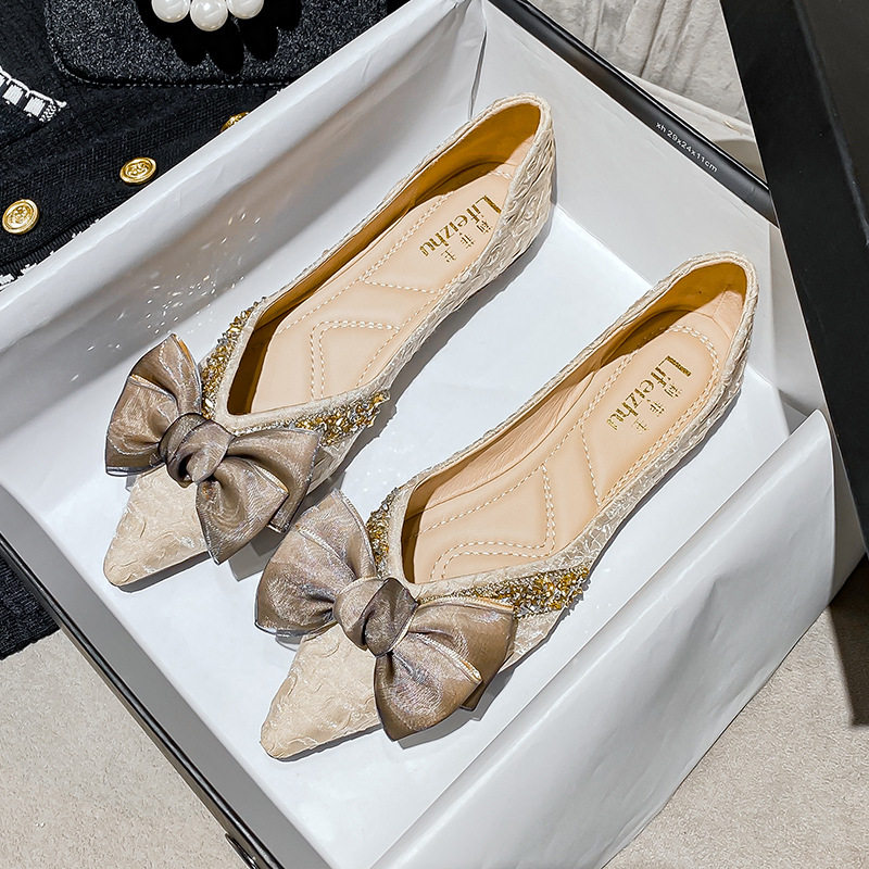 尖头平底鞋女2026新款亮片单鞋蝴蝶结浅口豆豆鞋春夏大码妈妈鞋