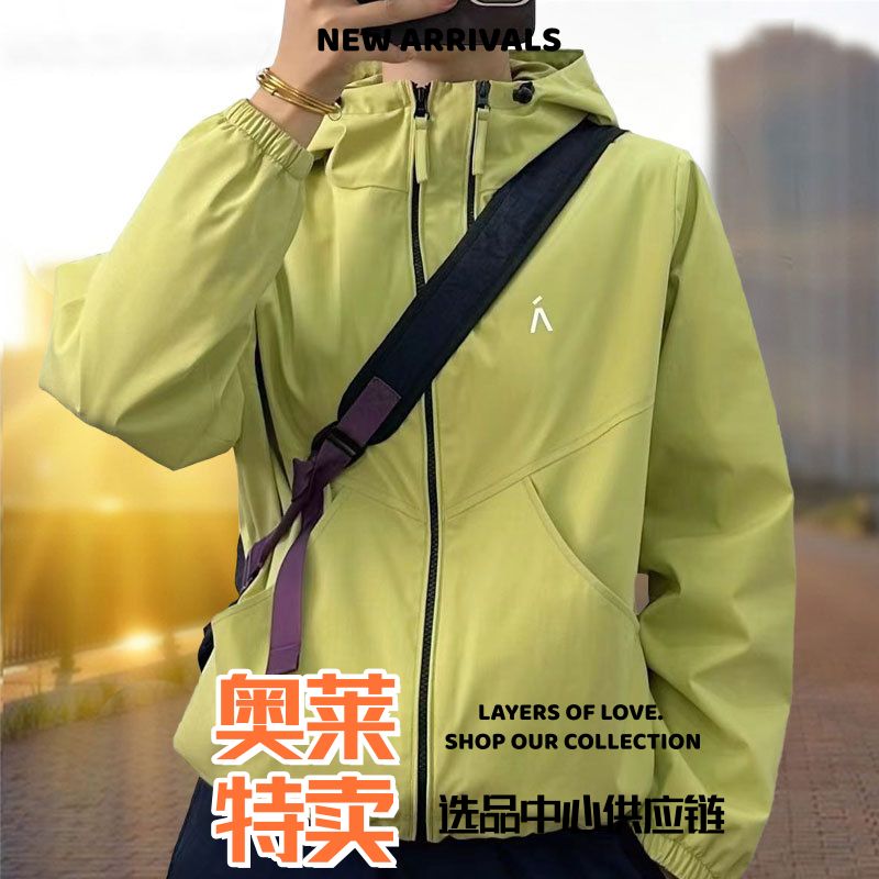 冲锋衣女款秋冬新款大码女装早秋薄款秋装户外运动防风短外套