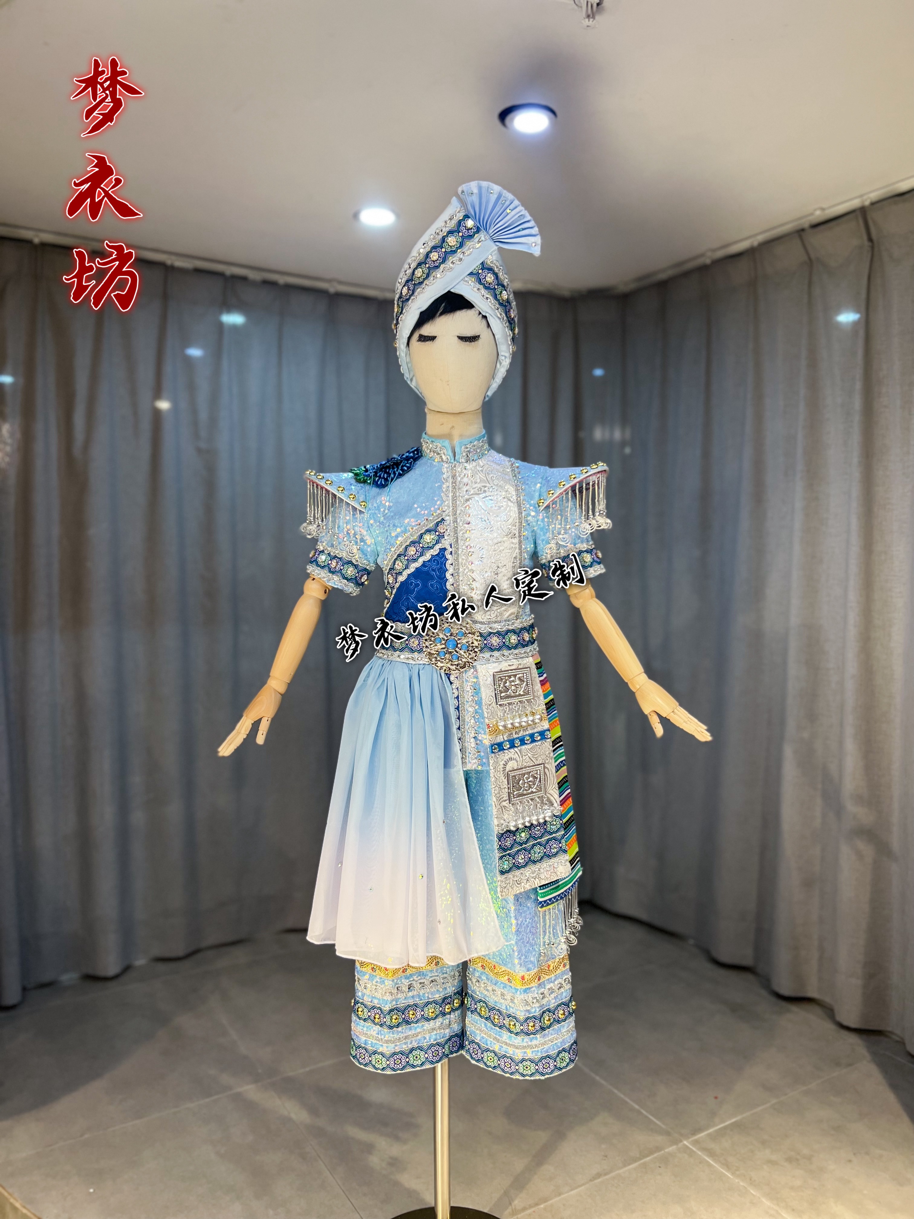 亮片男童羌族彝族纳西族苗族瑶族