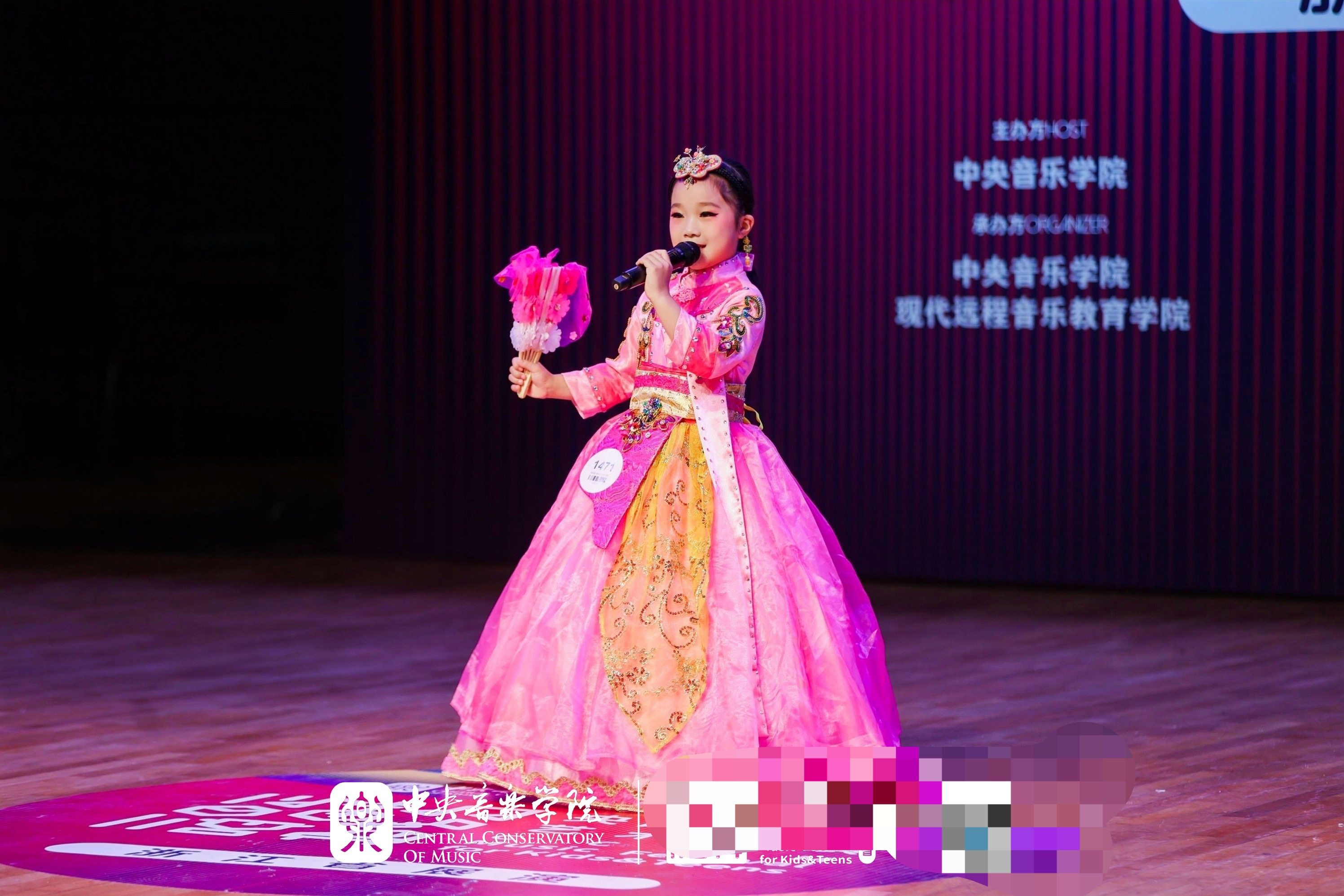 快乐阳光女童金达莱斯密达金色的长鼓韩服朝鲜族礼服唱歌演出服